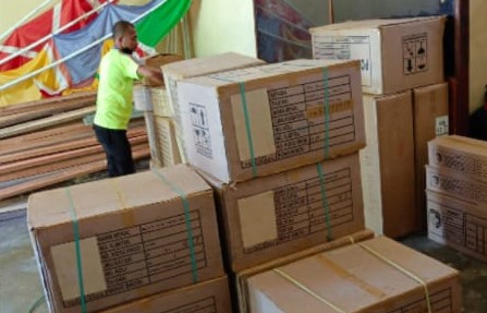 1657250160-Proses bongkar & distribusi bekal seragam PDL Polri tujuan Polres Halmahera4.jpeg